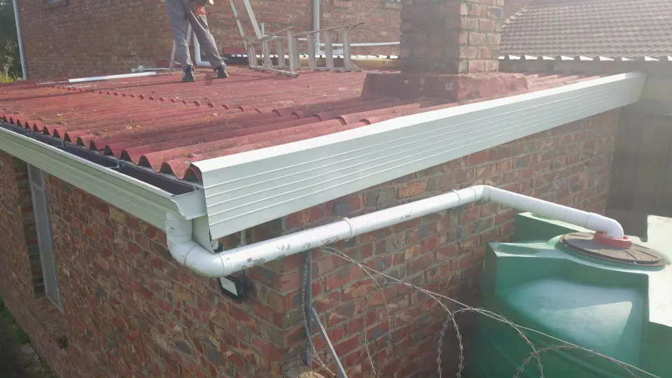 White seamless aluminium edging installed along roof edge