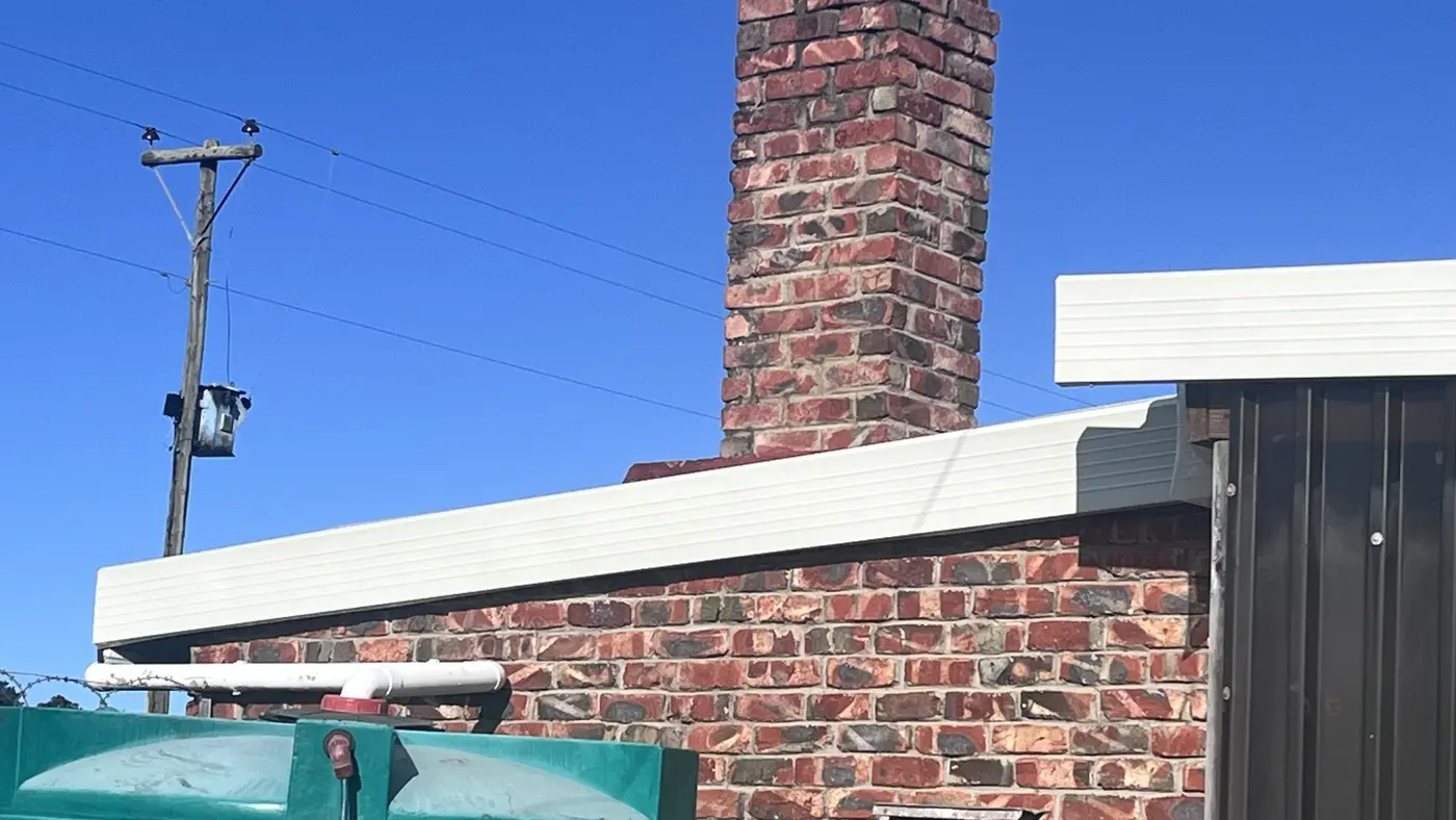 White seamless aluminium edging installed against brickwork